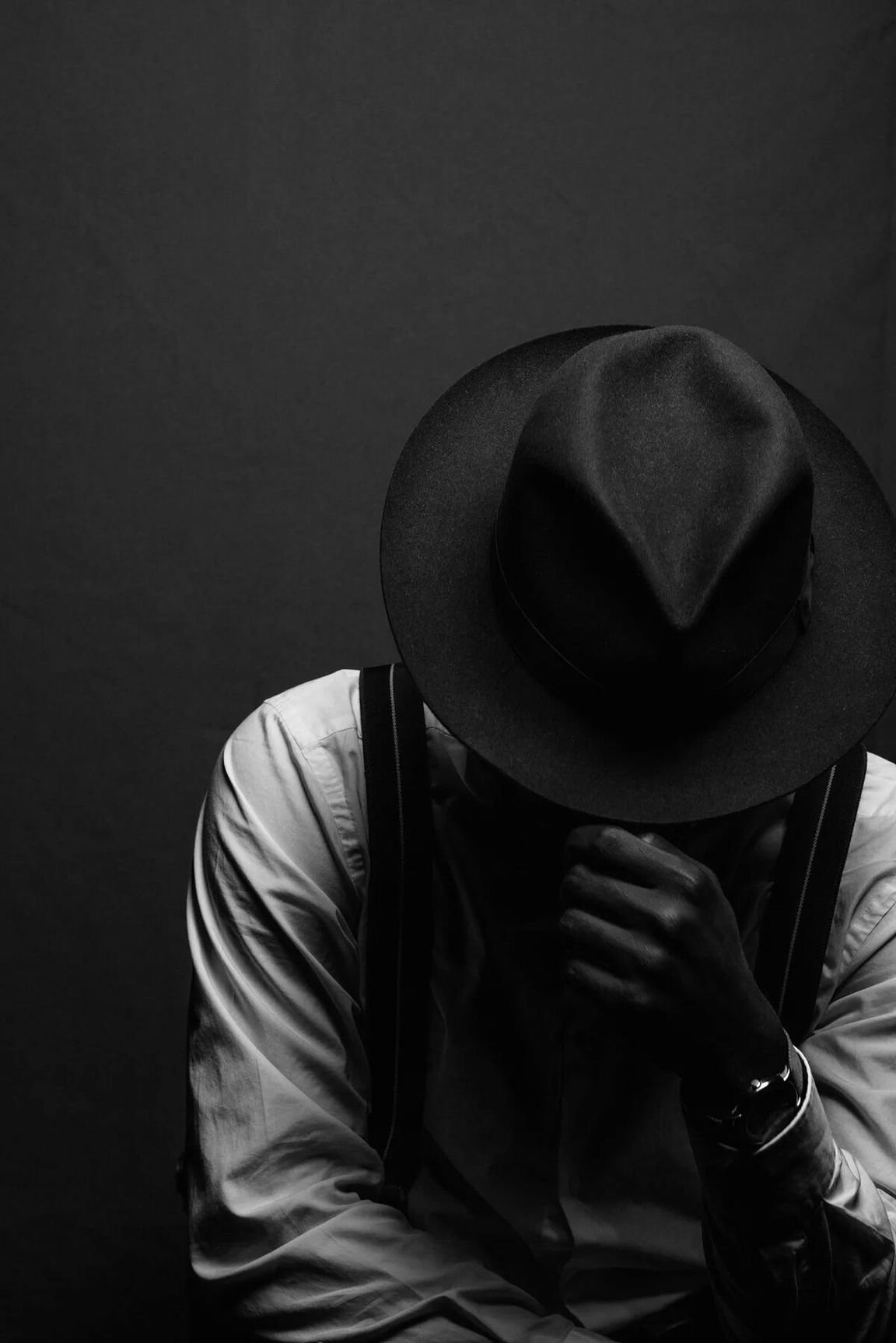 Мужчина в шляпе черно белое