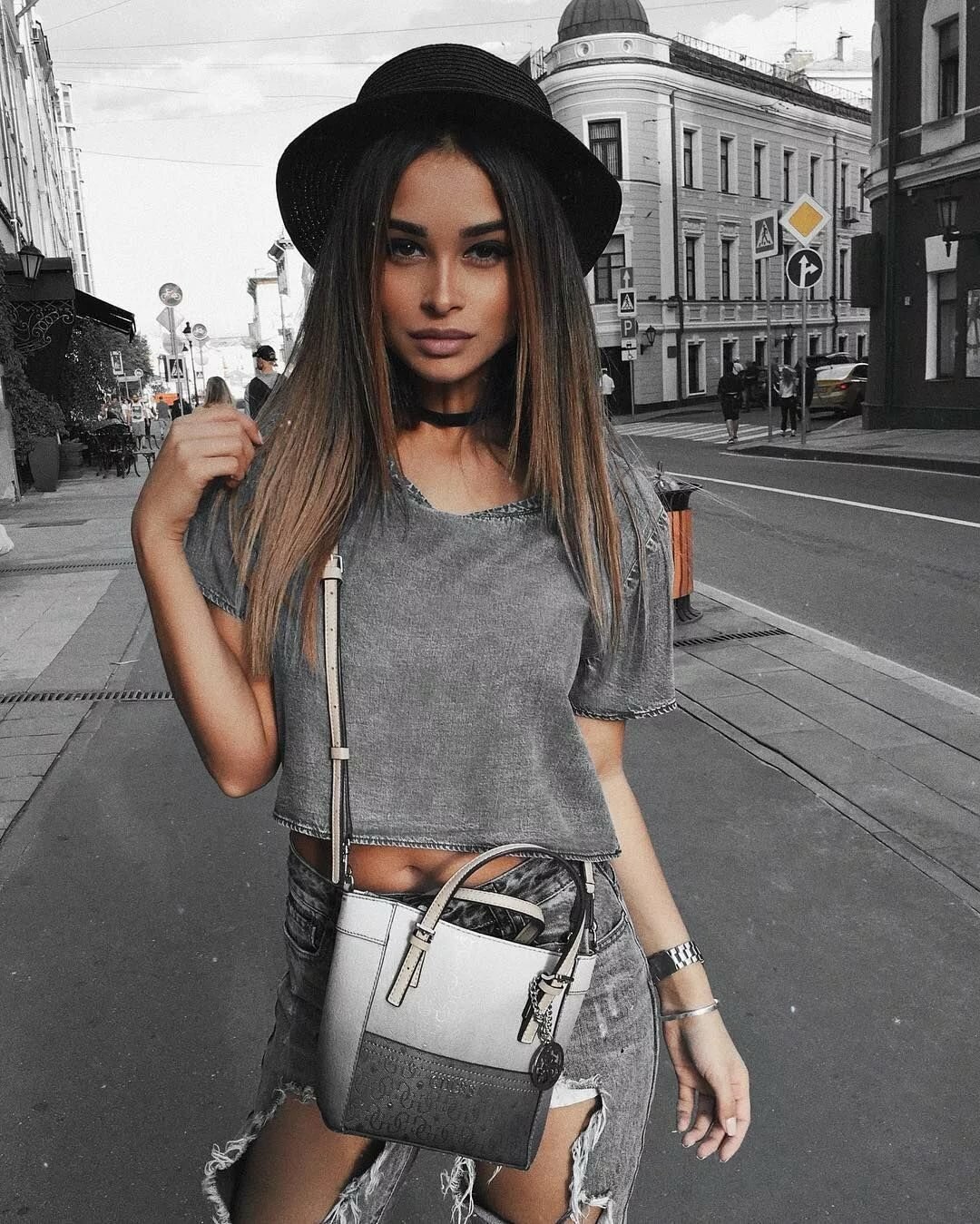 Девушка в бейсболке и очках