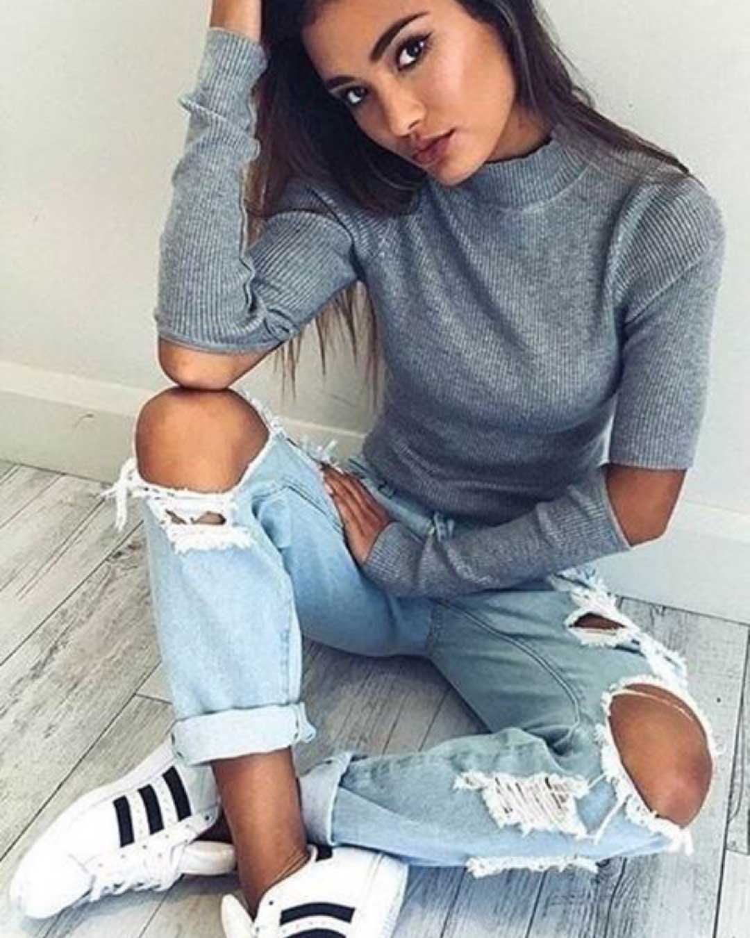 Девушка в рваных джинсах и свитере