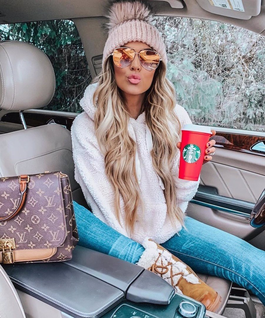 Девушка блондинка с каре