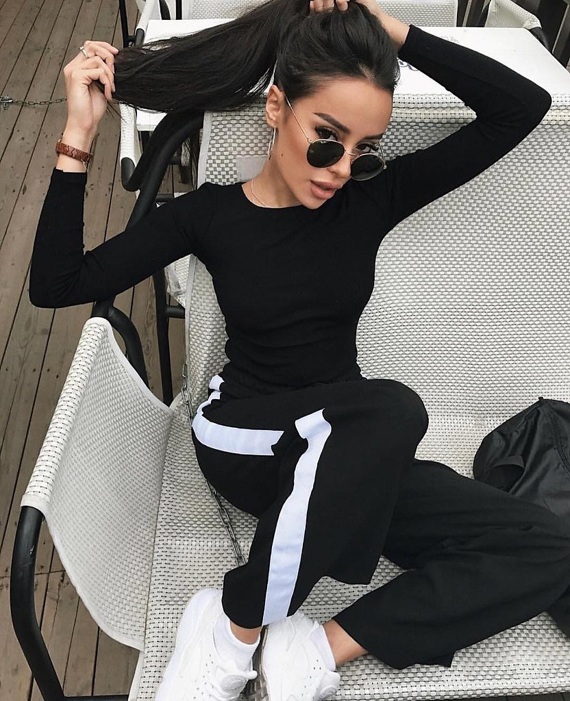 Брюнетка в спортивном костюме