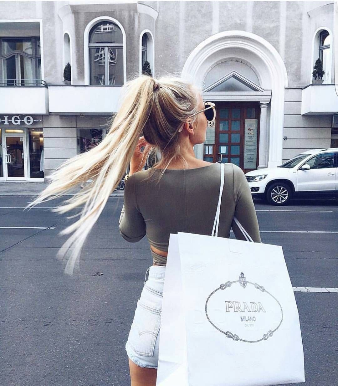 Блондинка с пакетами