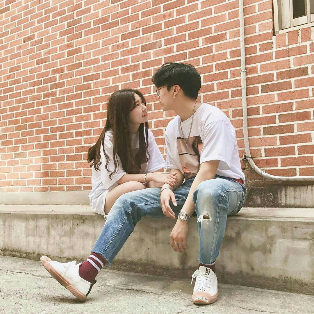 Беременная кореянка с парнем