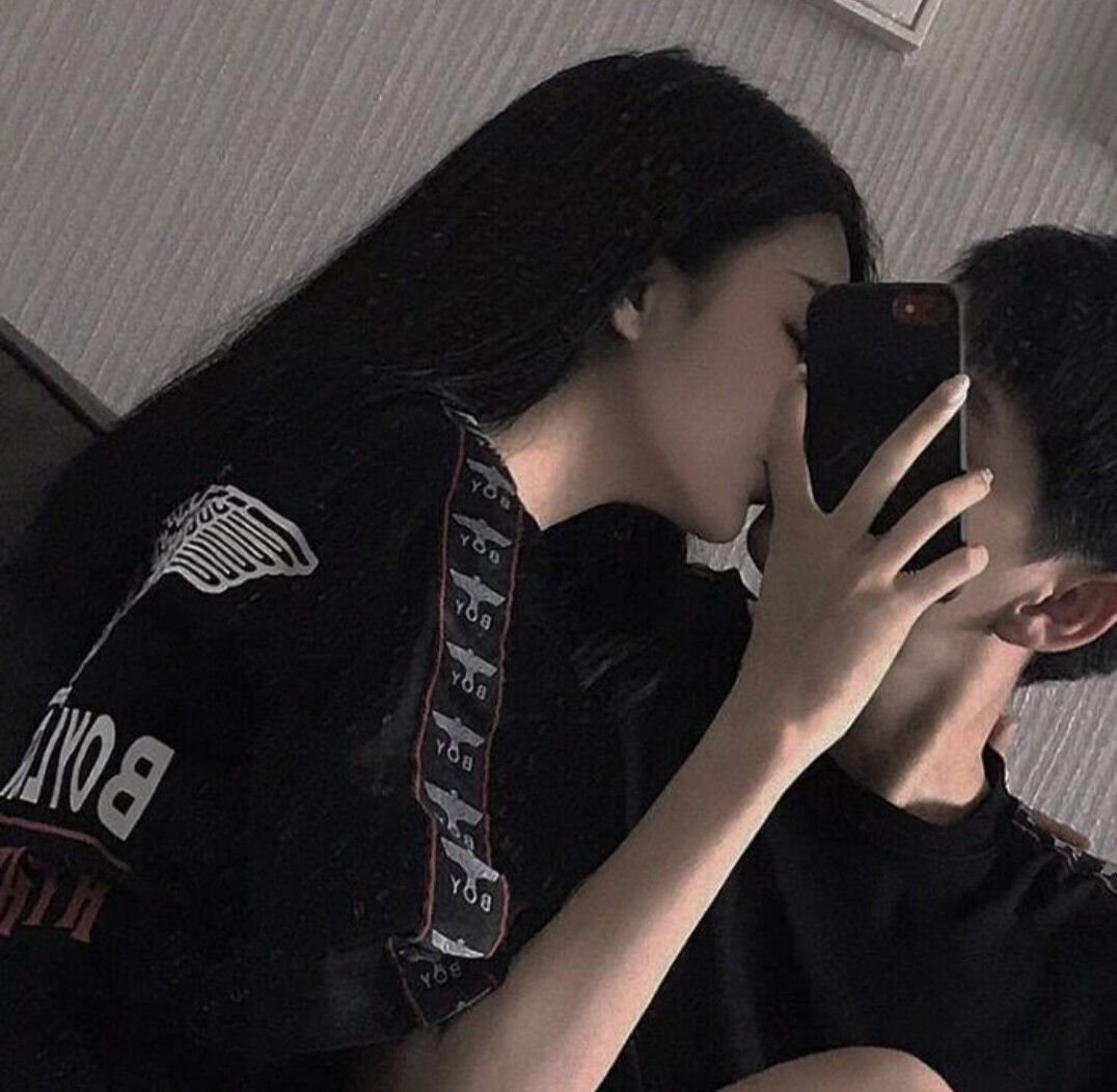 Корейские парочки обнимаются