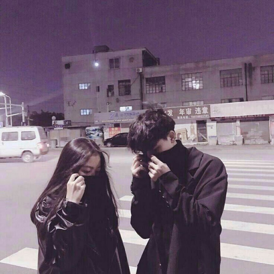 Корейская пара обнимаются