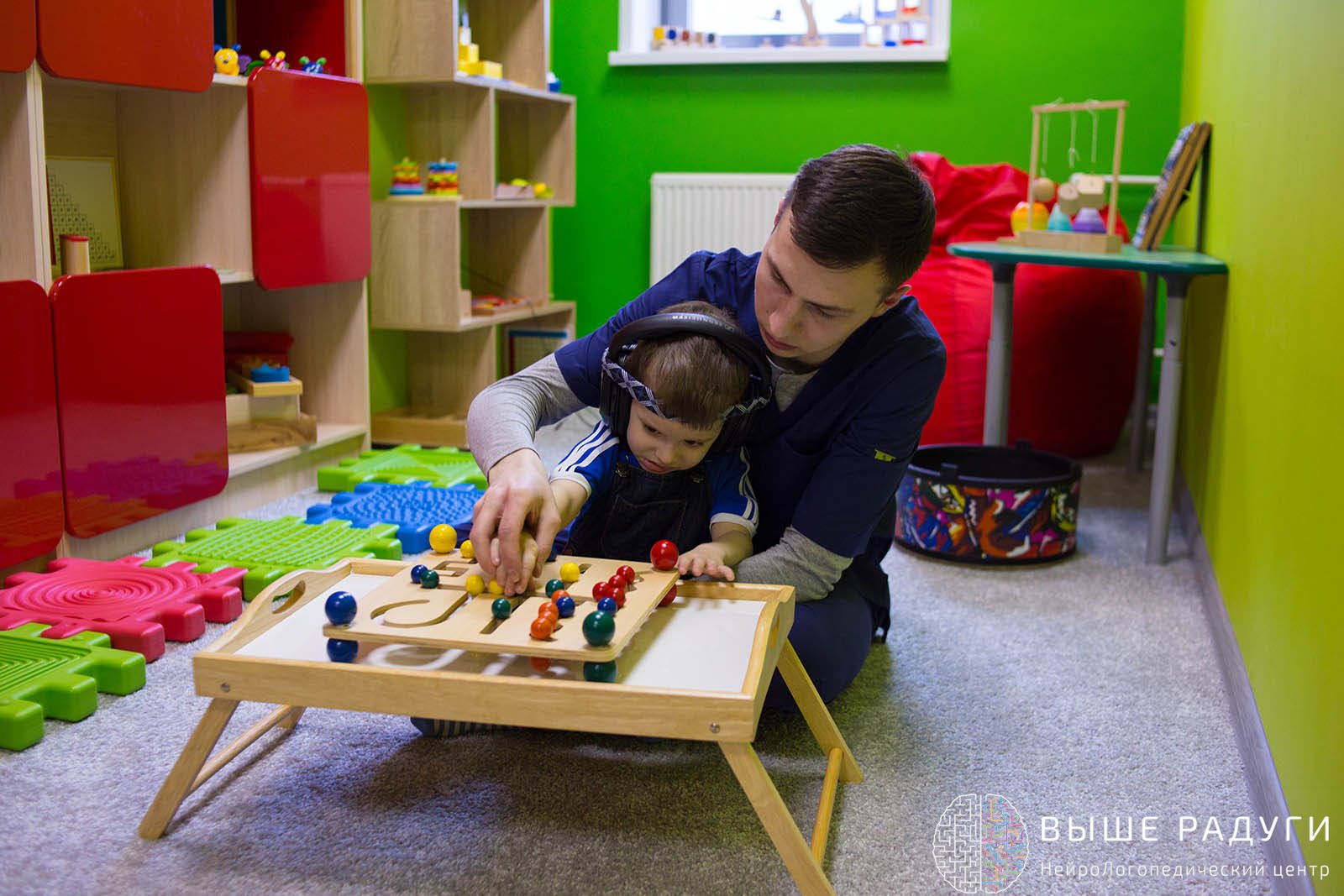Сенсорные уроки. Сенсорная интеграция для детей с аутизмом. Игрушки для занятий с детьми аутистами. Сенсорные игрушки для аутистов. Игровая комната для детей аутистов.