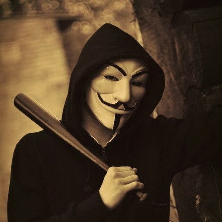 Мужчина в капюшоне