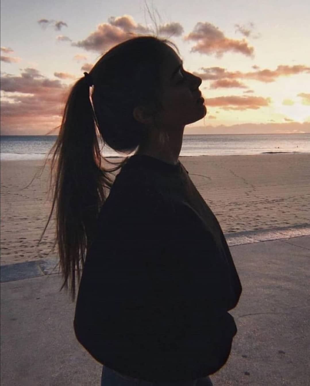 Красивая девушка в зеркале