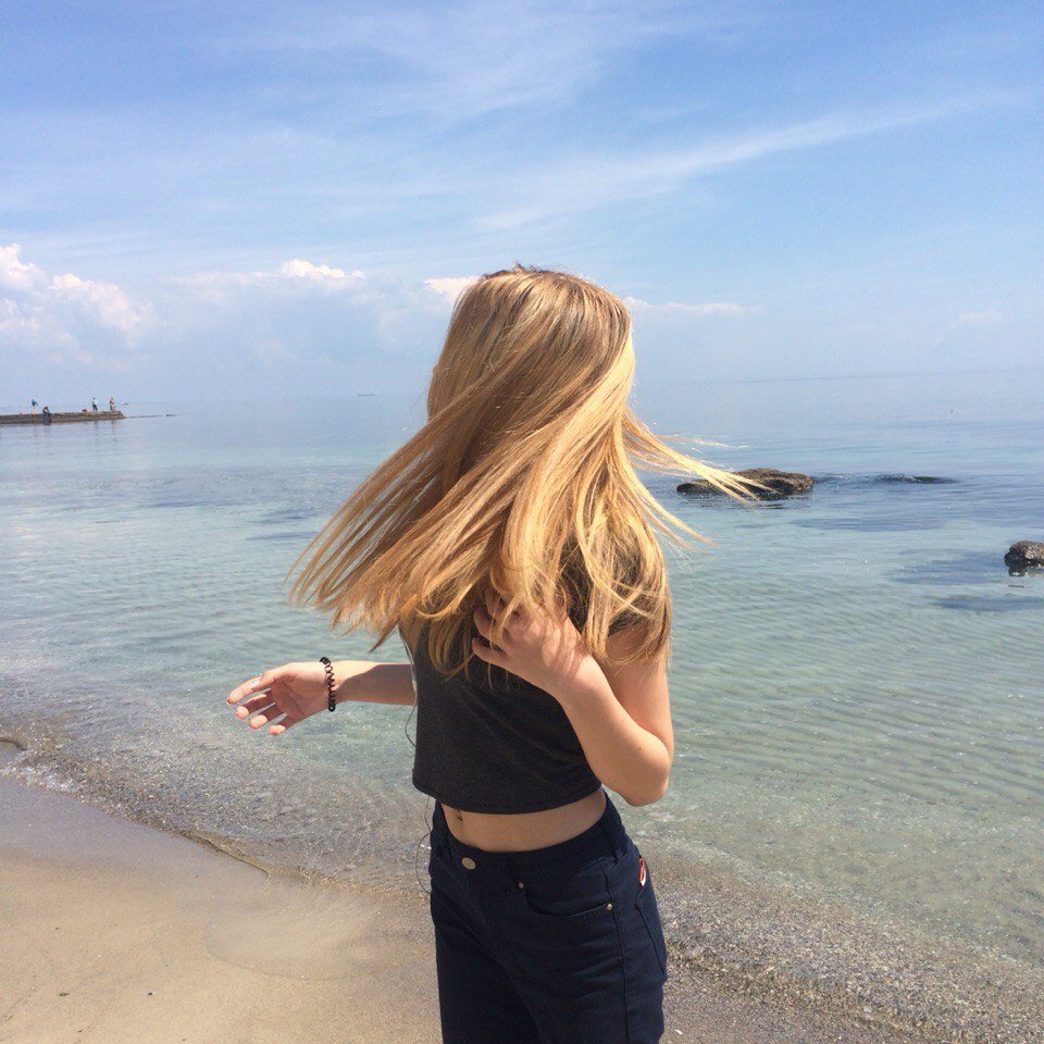 Девочка с русыми волосами без лица на аву