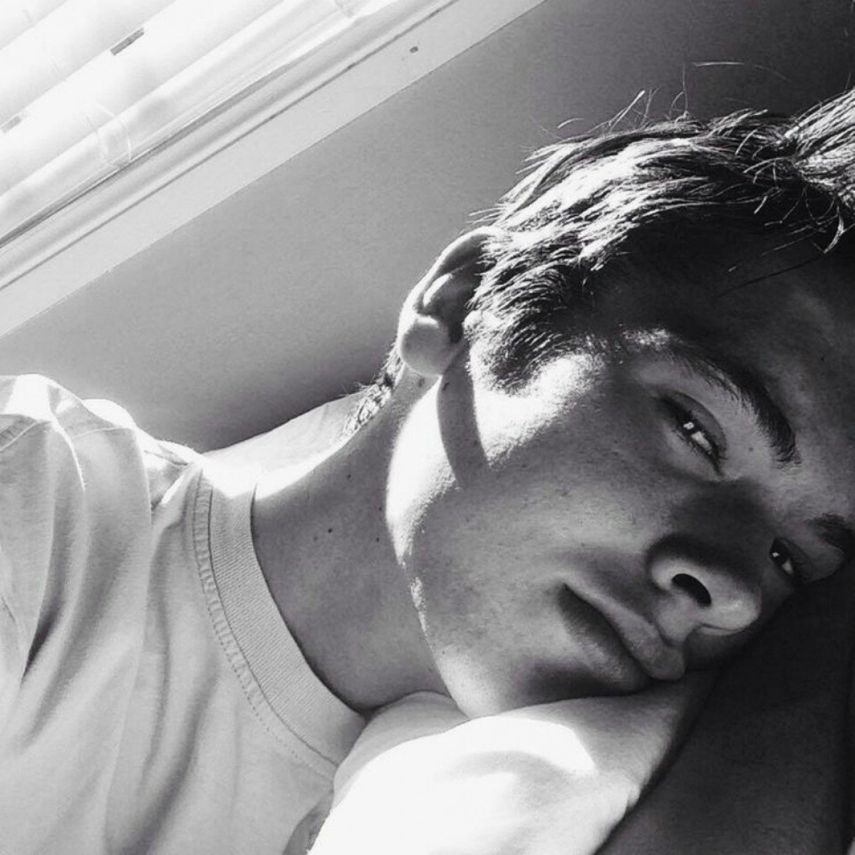 Мужчина в костюме без лица