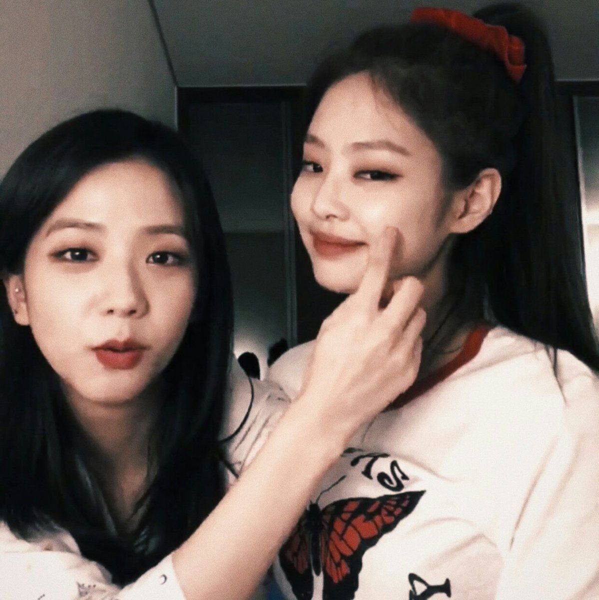 Лиса и Дженни из блэкпинк поцелуй