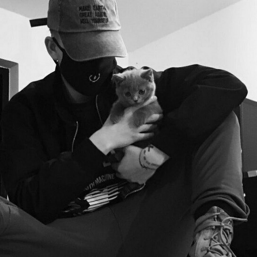 Мужская спина лежа