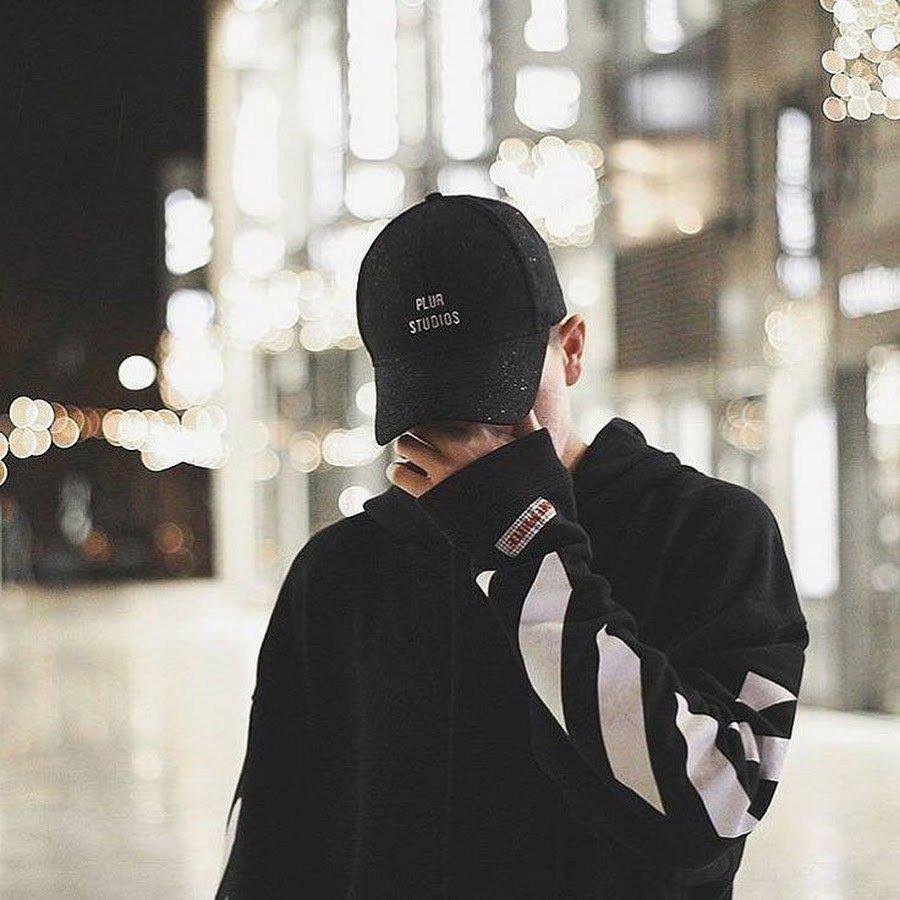 Парень в кепке со спины