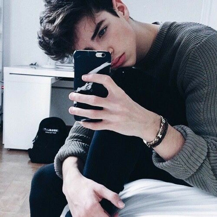 Со спины в капюшоне