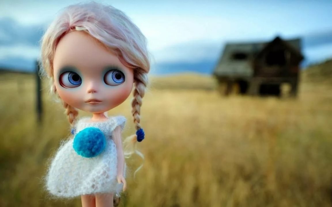 Мультяшная девушка в очках