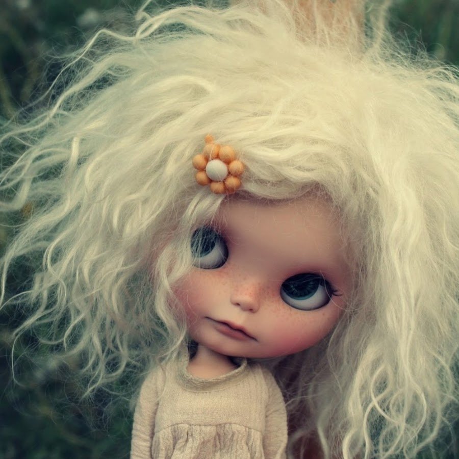 Мультяшная девочка с кудрявыми волосами