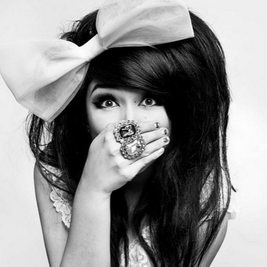 Мультяшная модная в очках