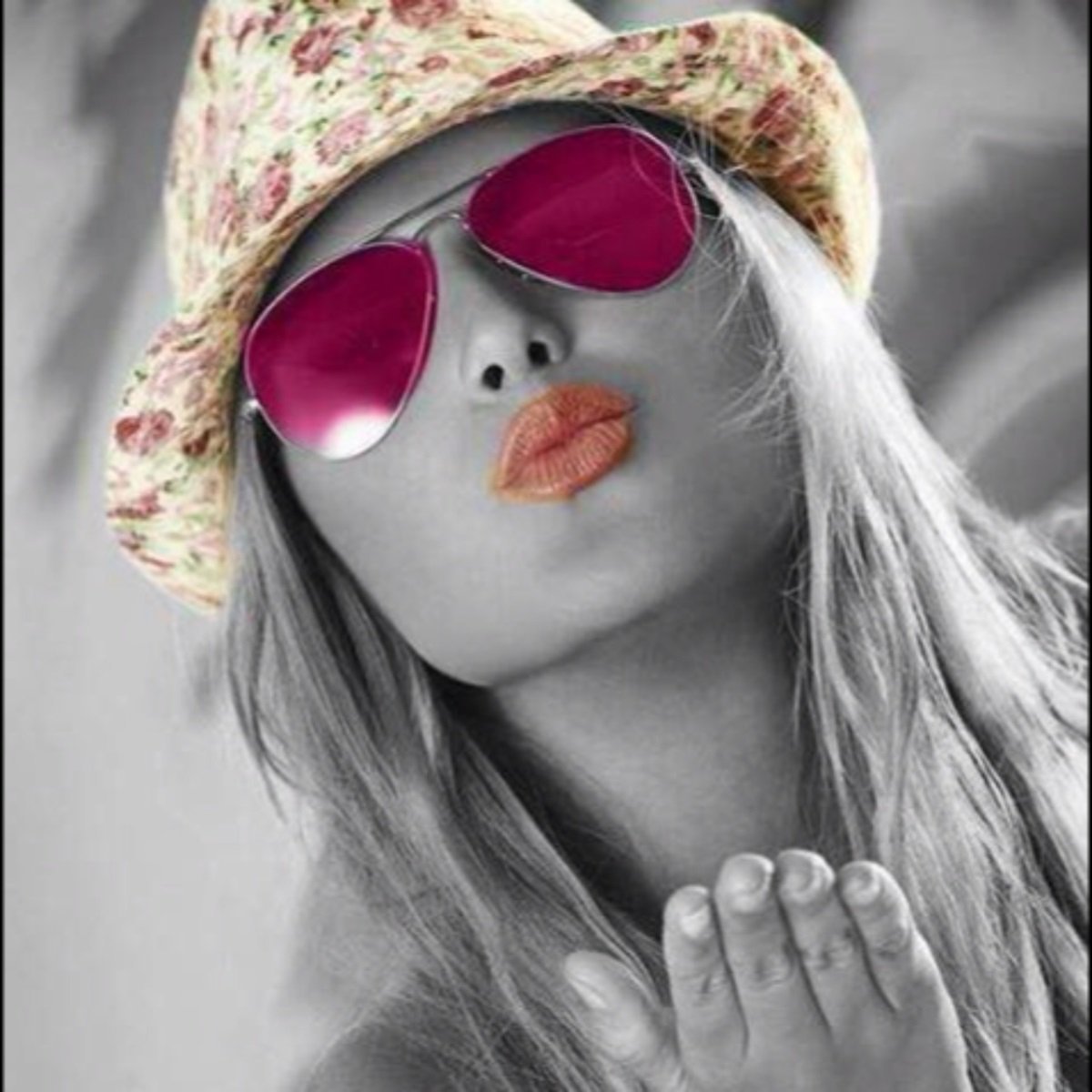 Девушка с пластинкой