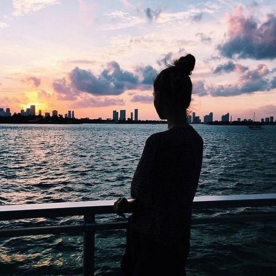 Брюнетка с боку