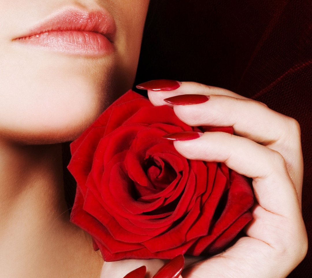 Девушка с красными ногтями