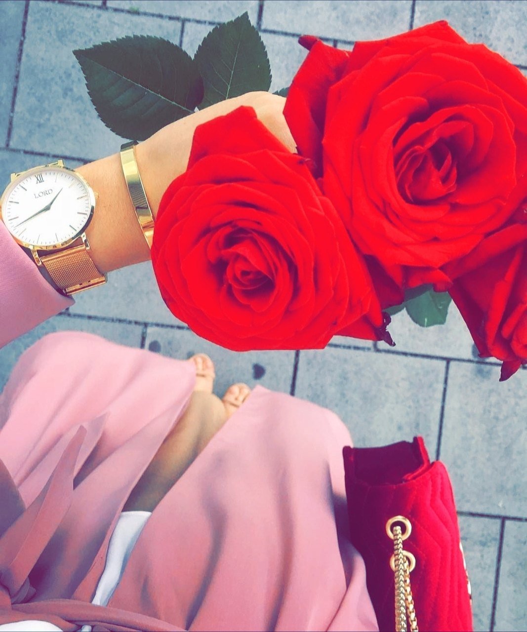 Мусульманка с цветами в руках