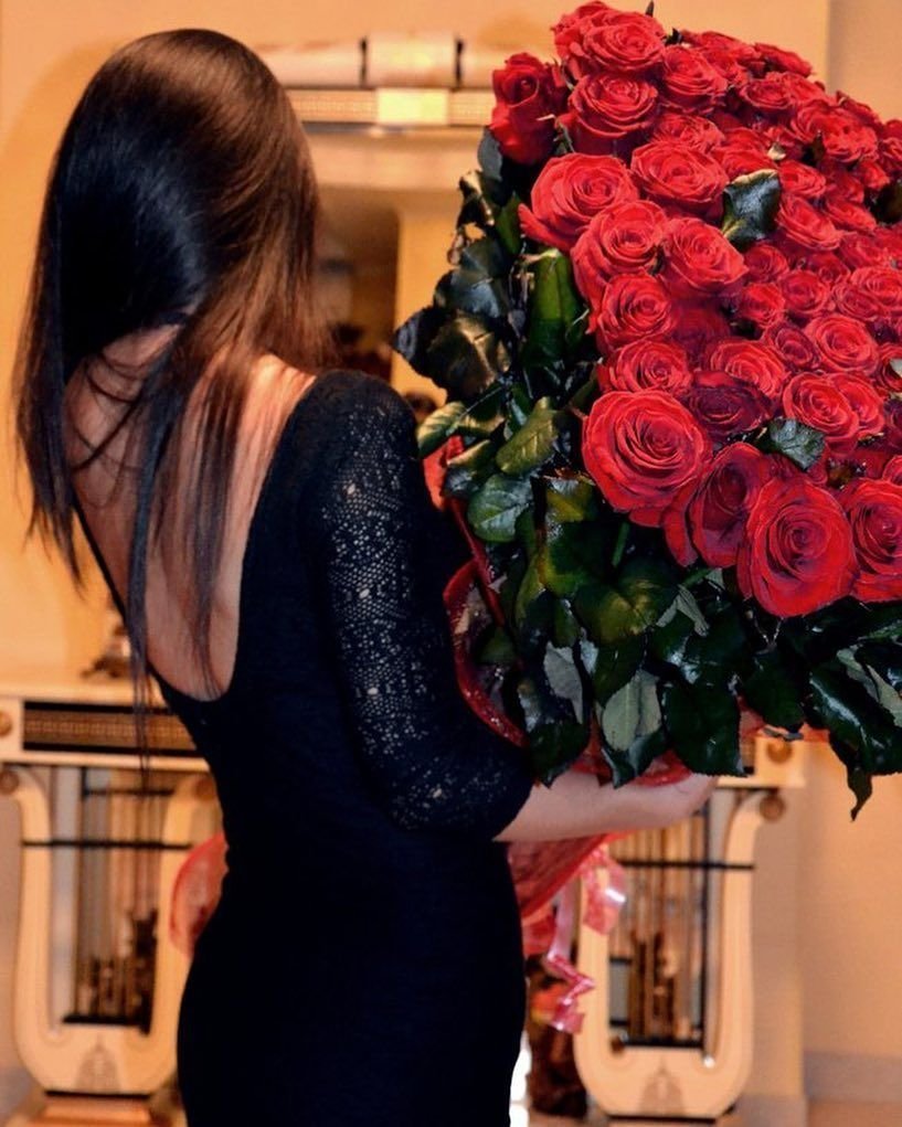 Девушка с розой в руках