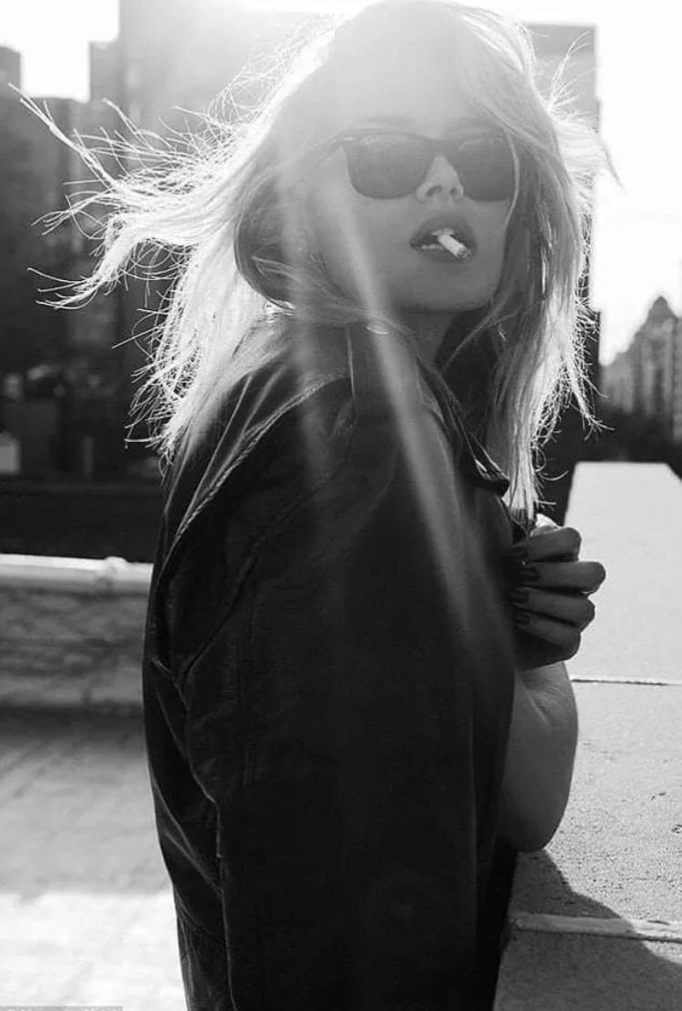 Чёрно-белое фото девушек без лица блондинок