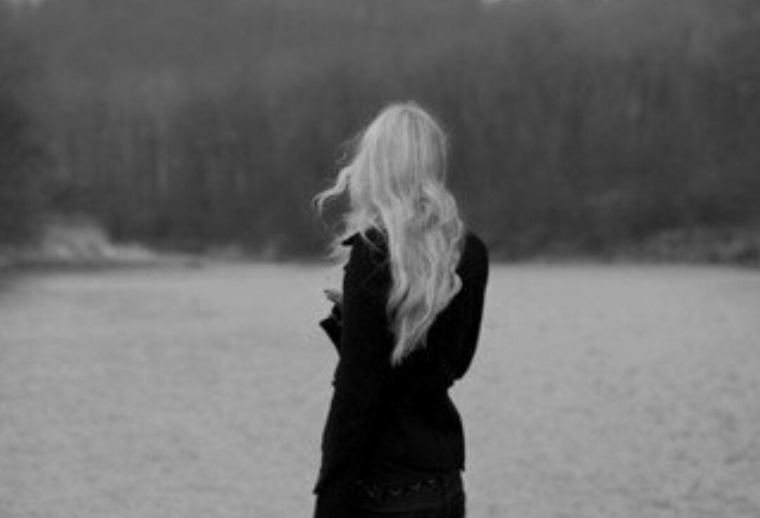 Красивая девушка черно белое