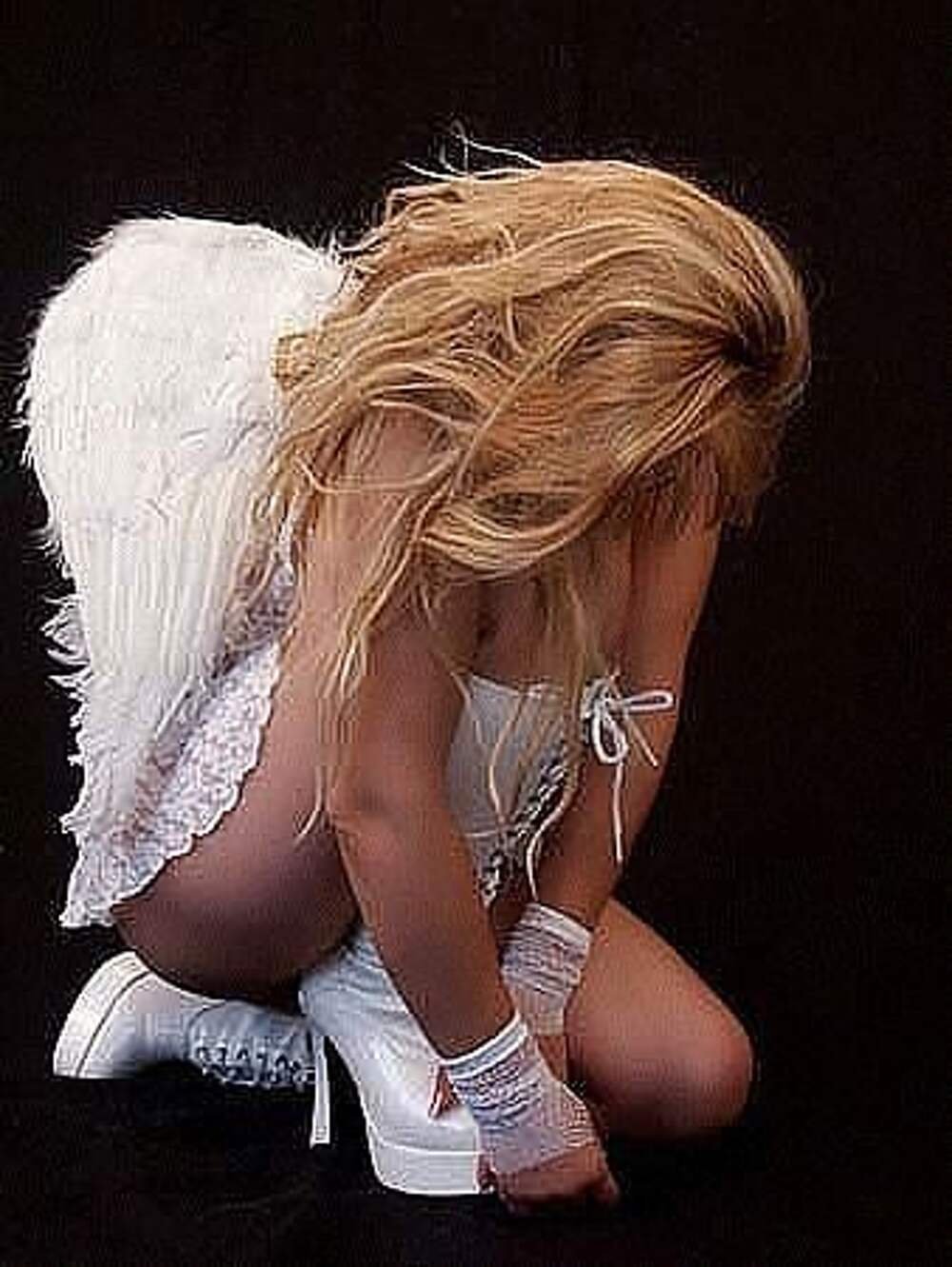 Грустная блондинка