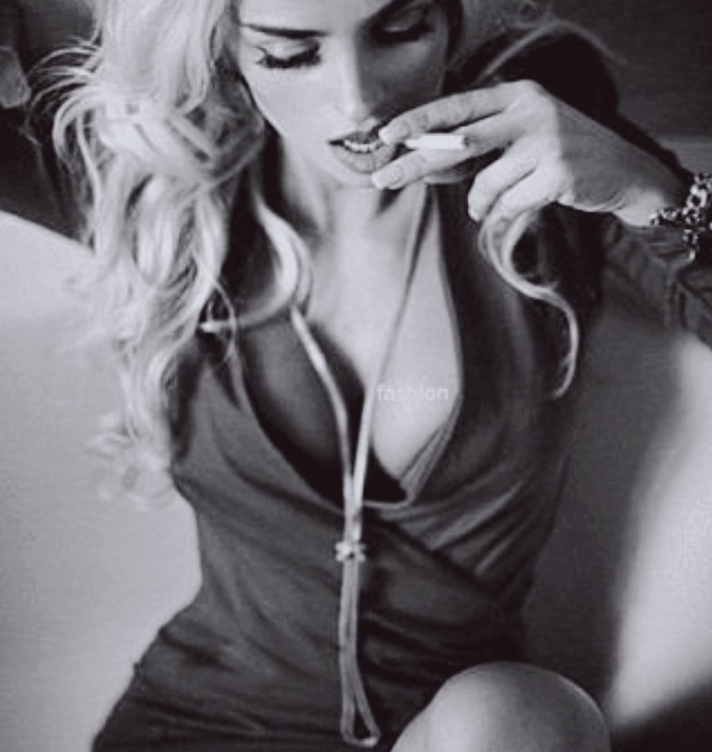 Кристина Агилера черно белые волосы