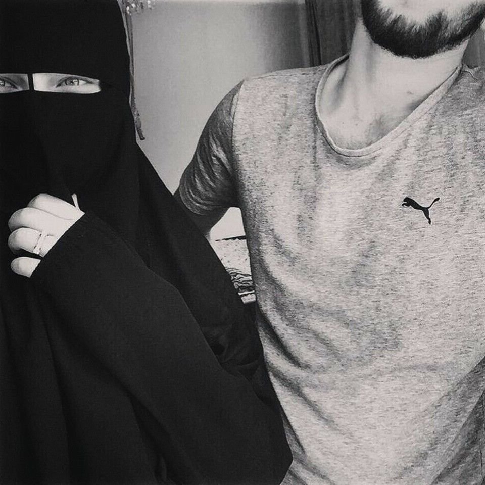 Мужчина с бородой в капюшоне