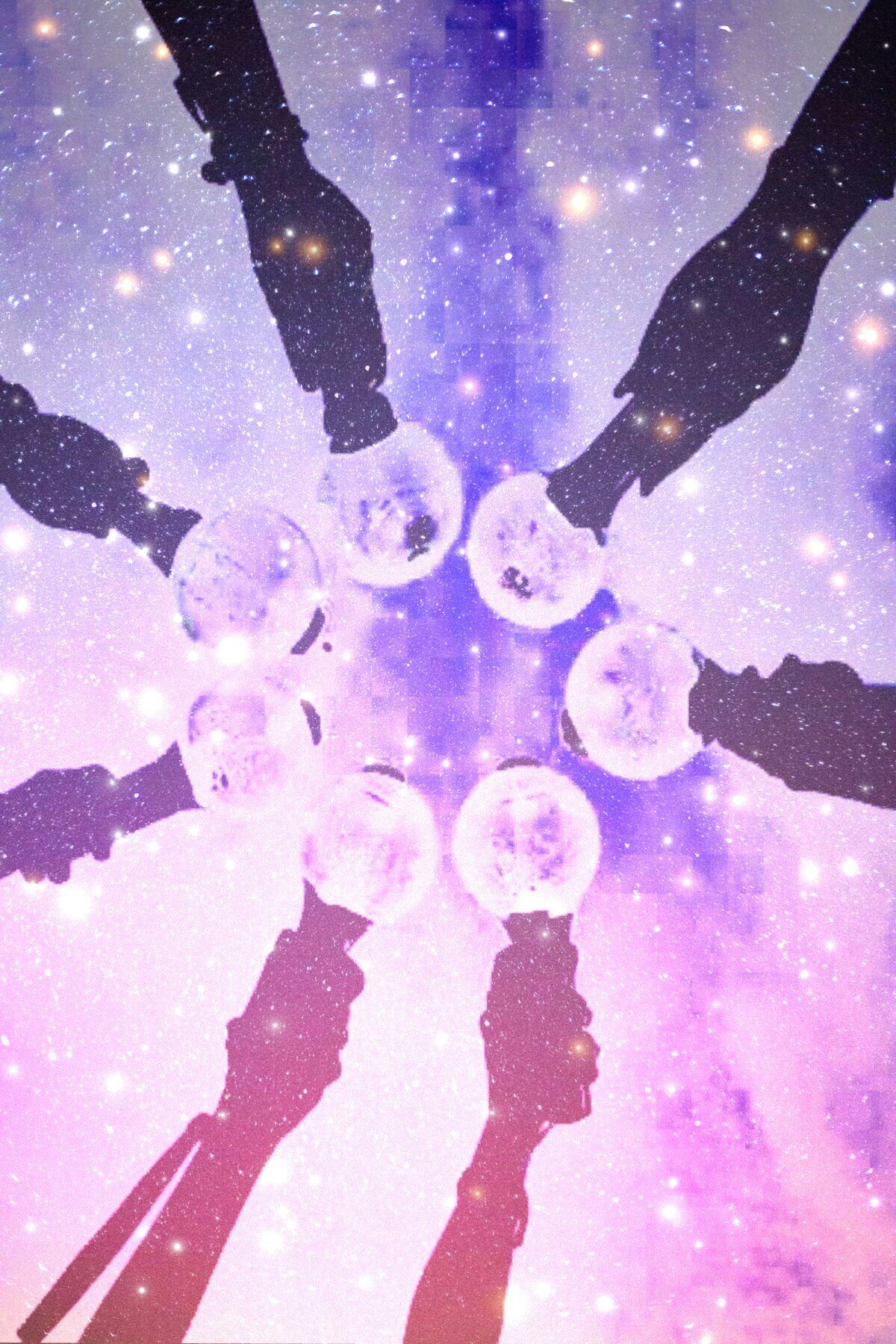 Девушка в шляпе в кафе