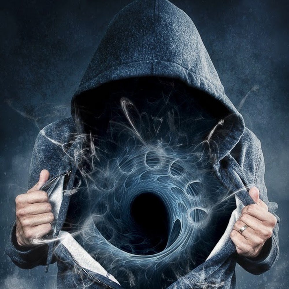 Человек идет по дороге