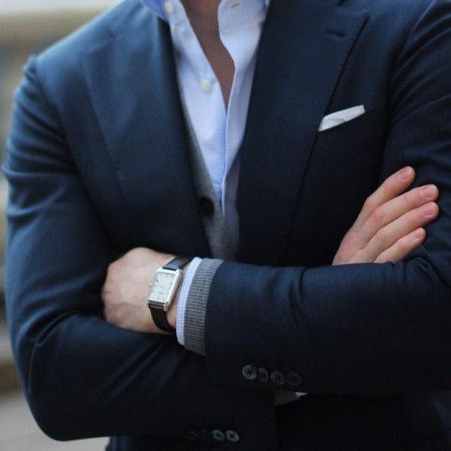 Смокинг на черном фоне