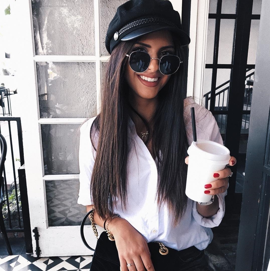 Крутая брюнетка