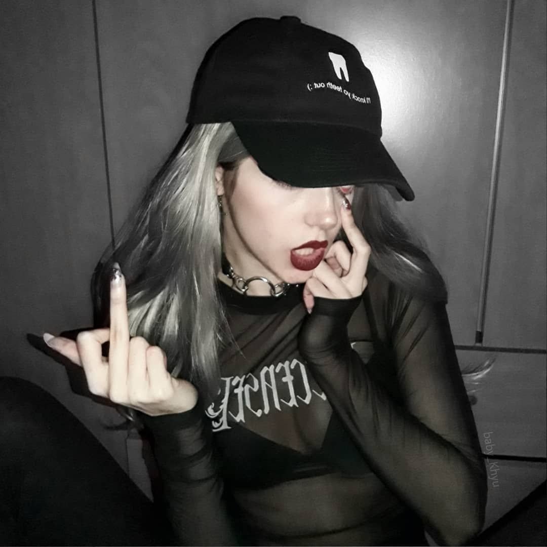 Крутая брюнетка