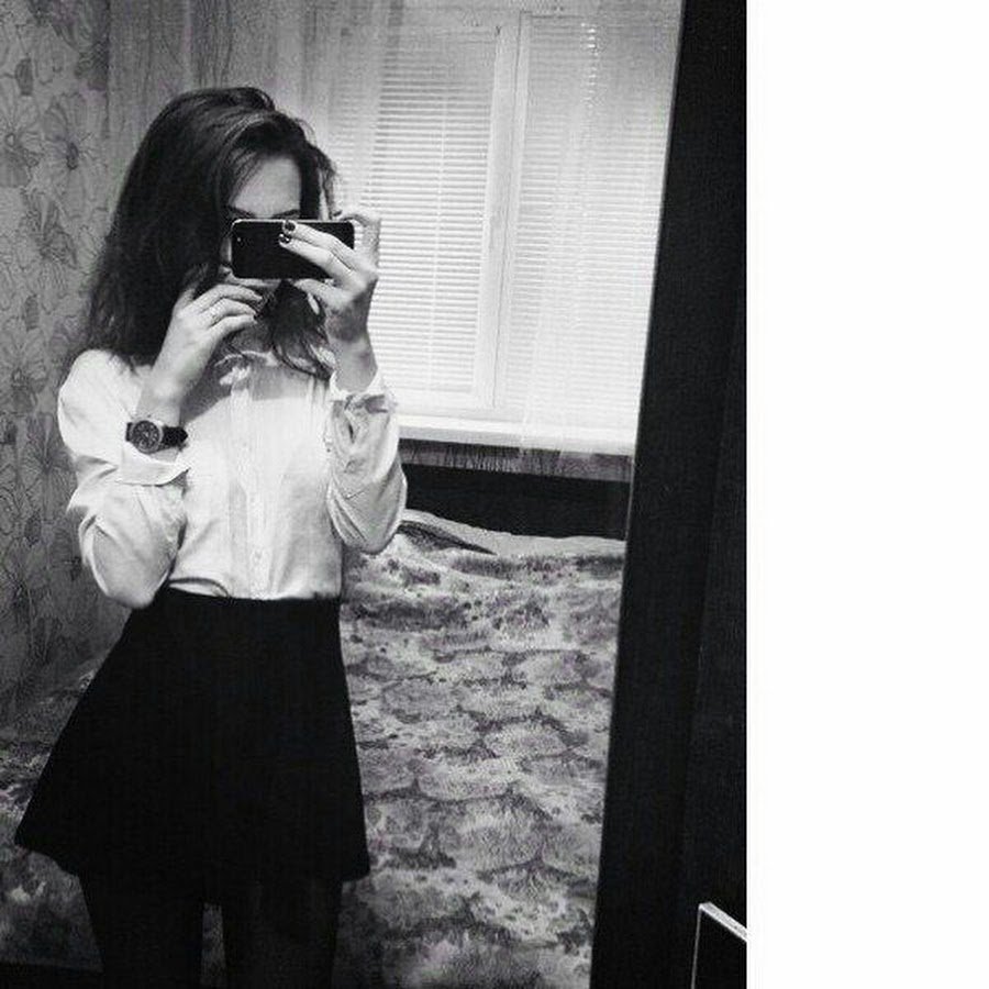 Парень с цветком в руке