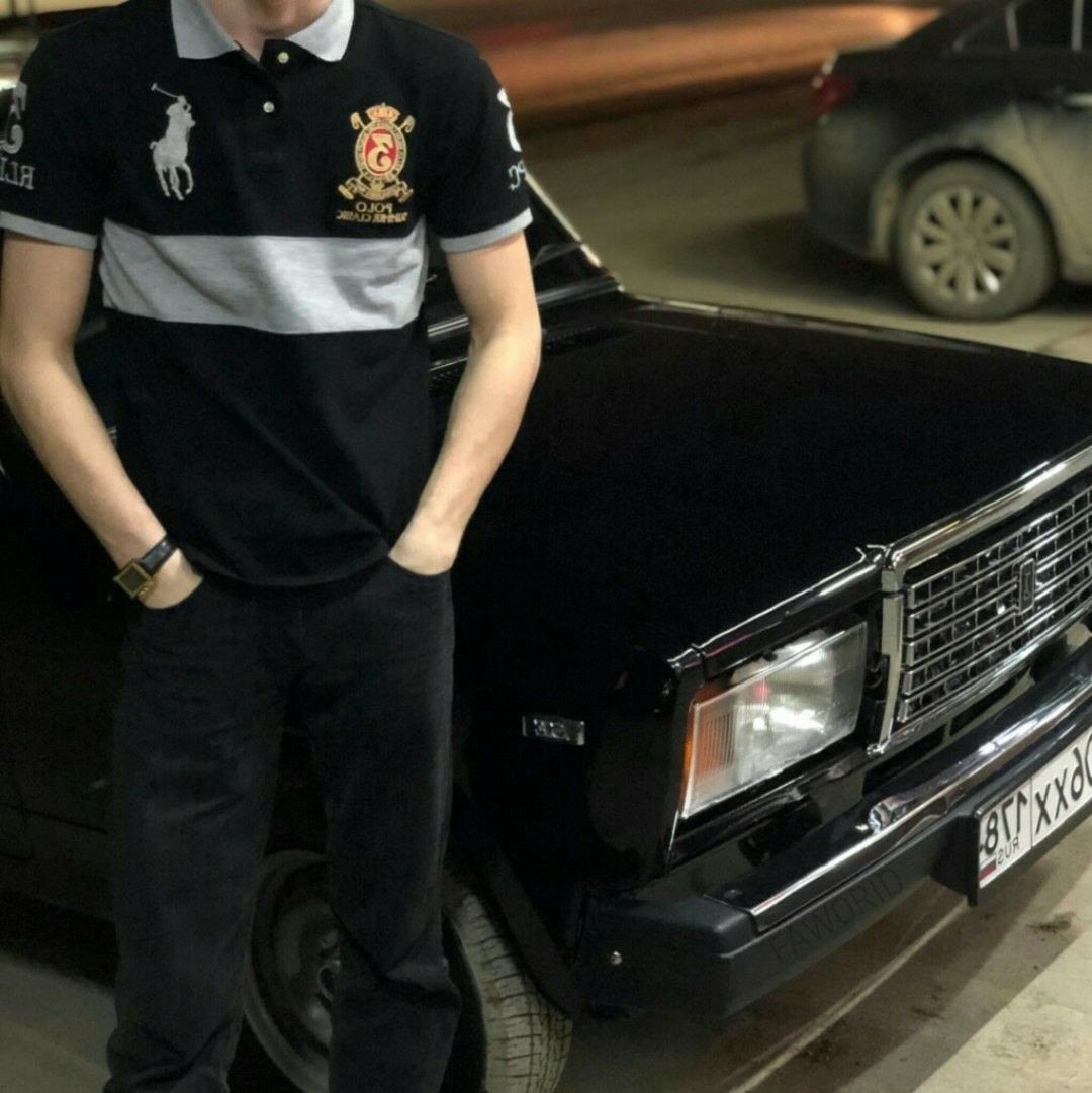 Девушка с короной без лица