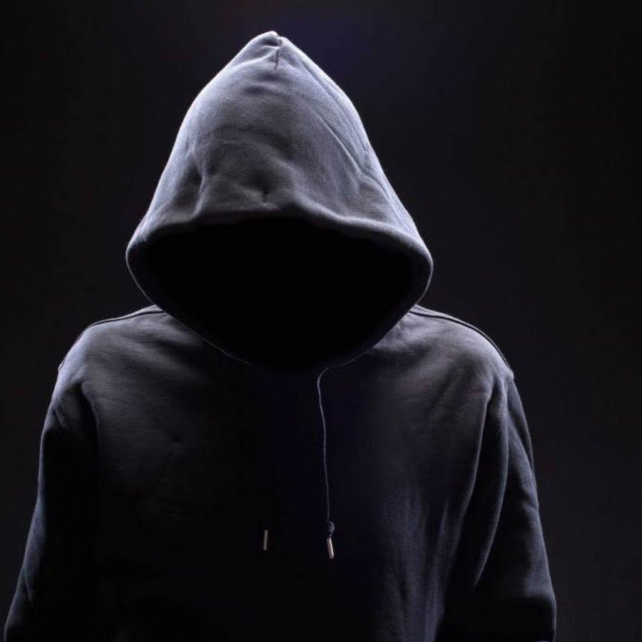 Человек в капюшоне без лица