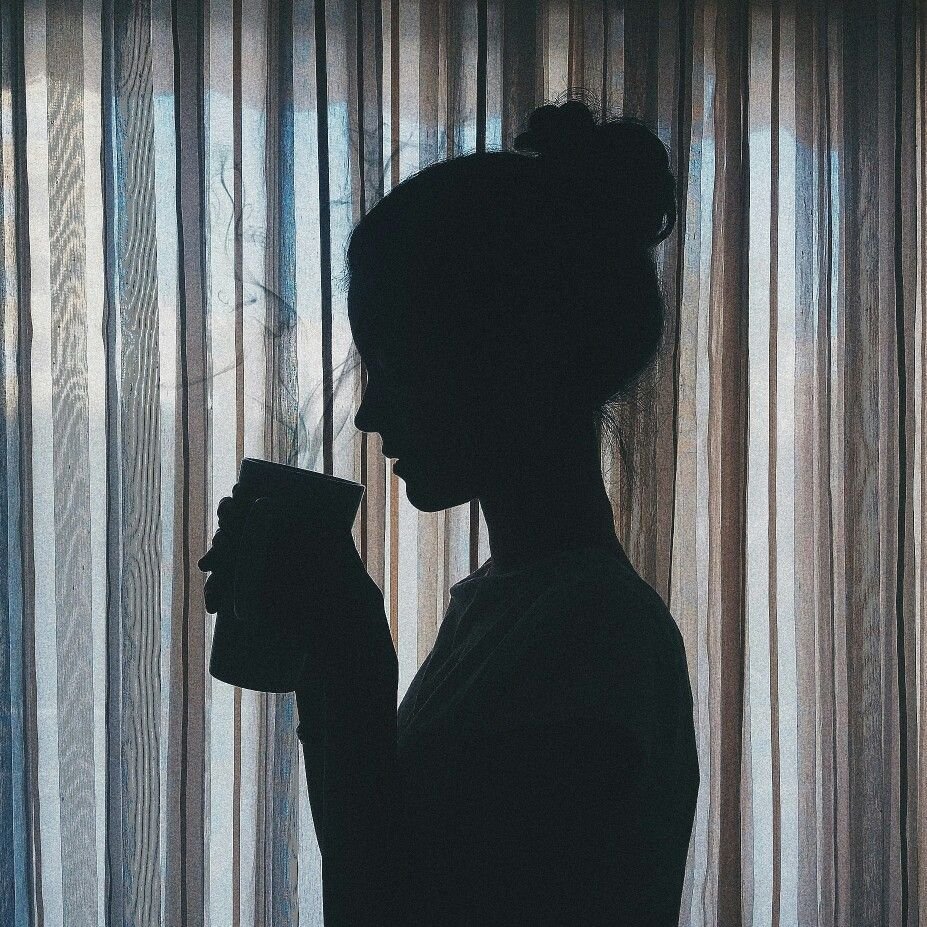 Тень девушки с короткой стрижкой