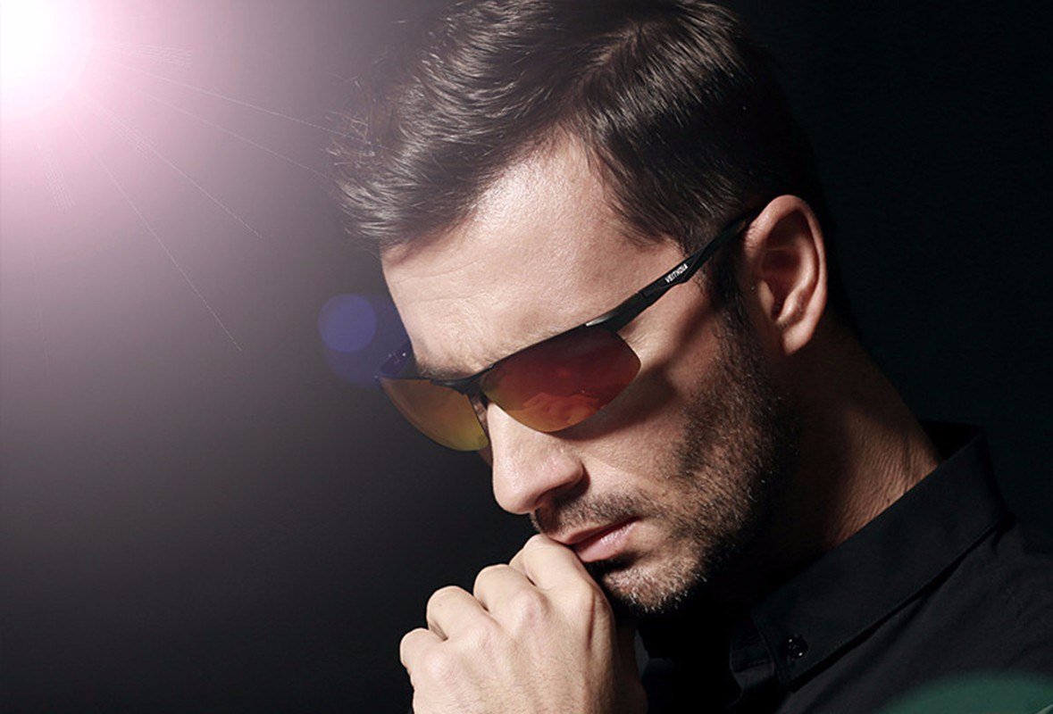 Парень в черных очках