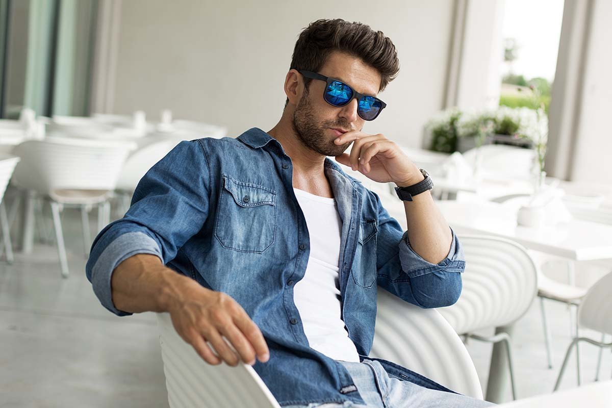 Парень в очках сидит