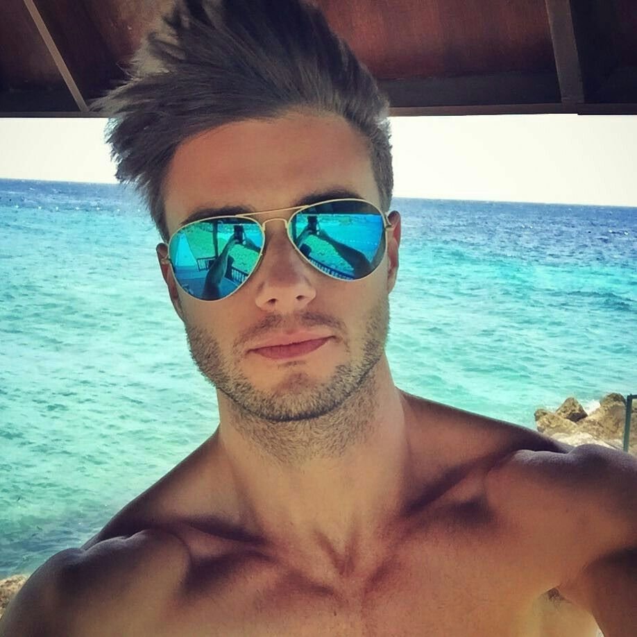 Красивый парень в очках