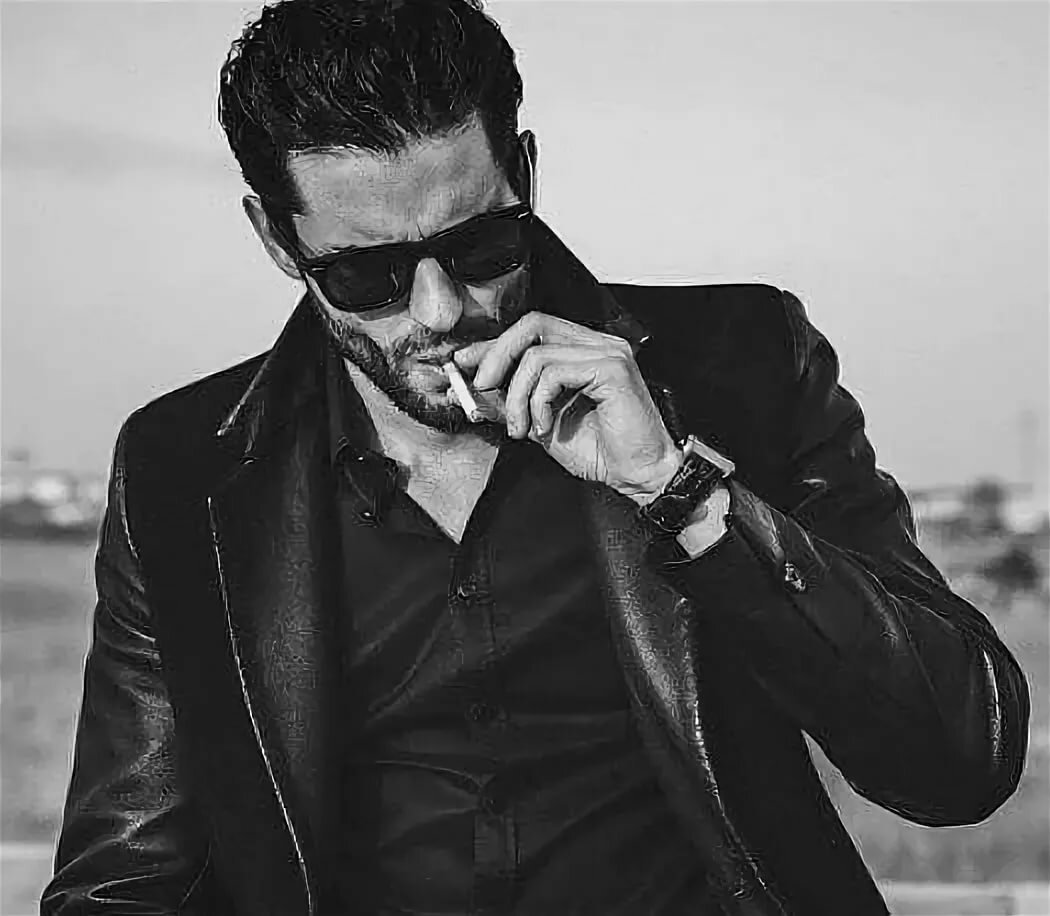 Брутальный парень в очках