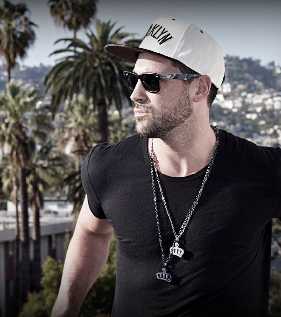 Парень в бейсболке и очках