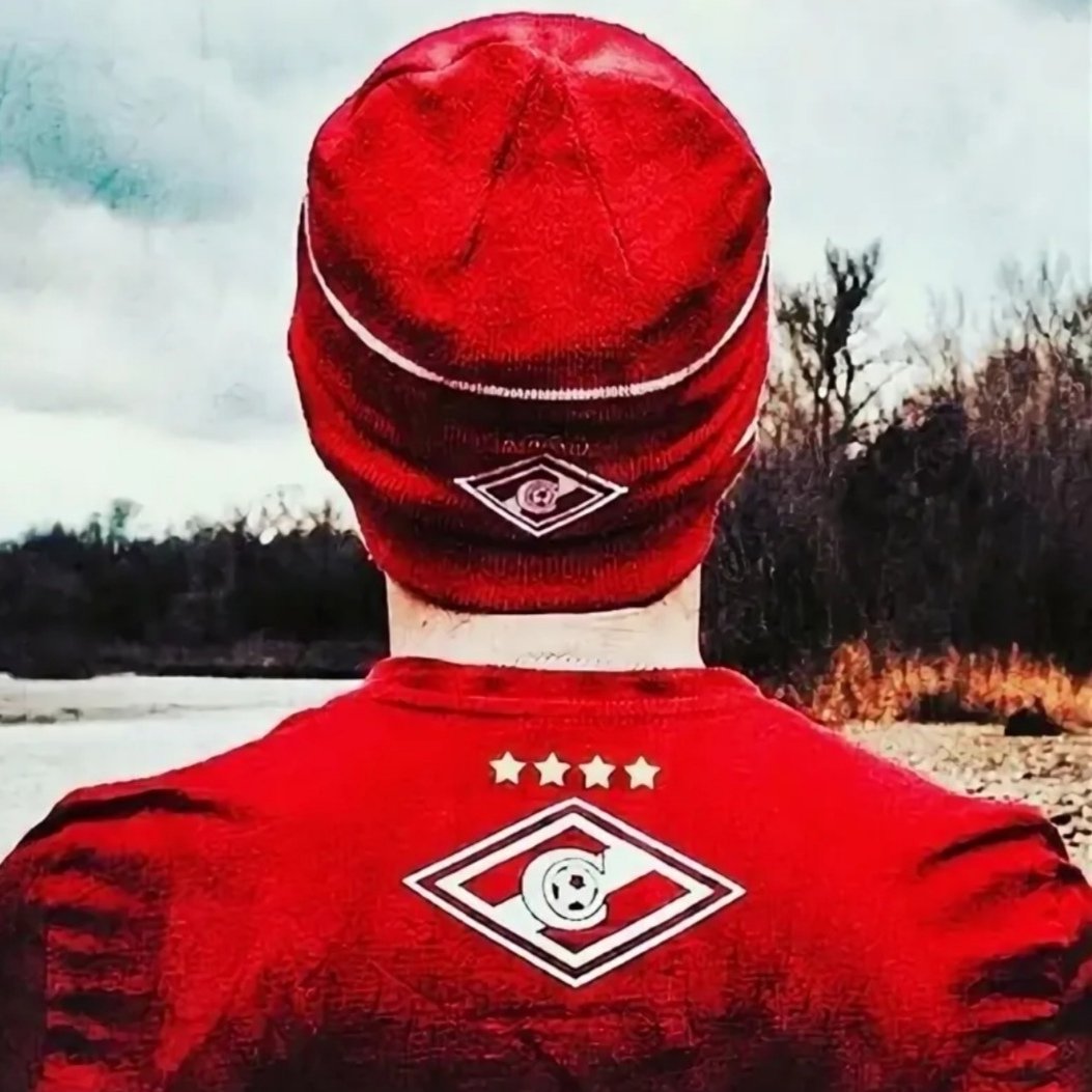 Грустный парень в капюшоне