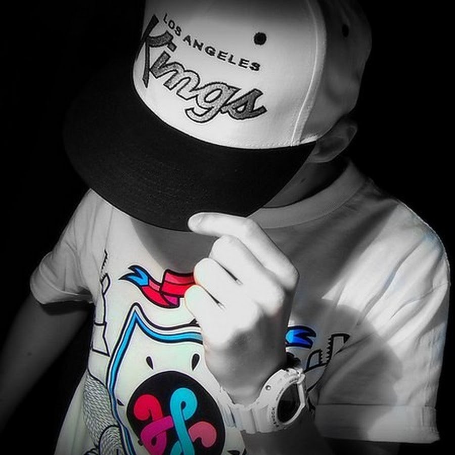 Девушка в бейсболке со спины