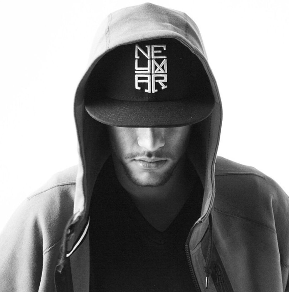 Нарисованная девушка с сердцем