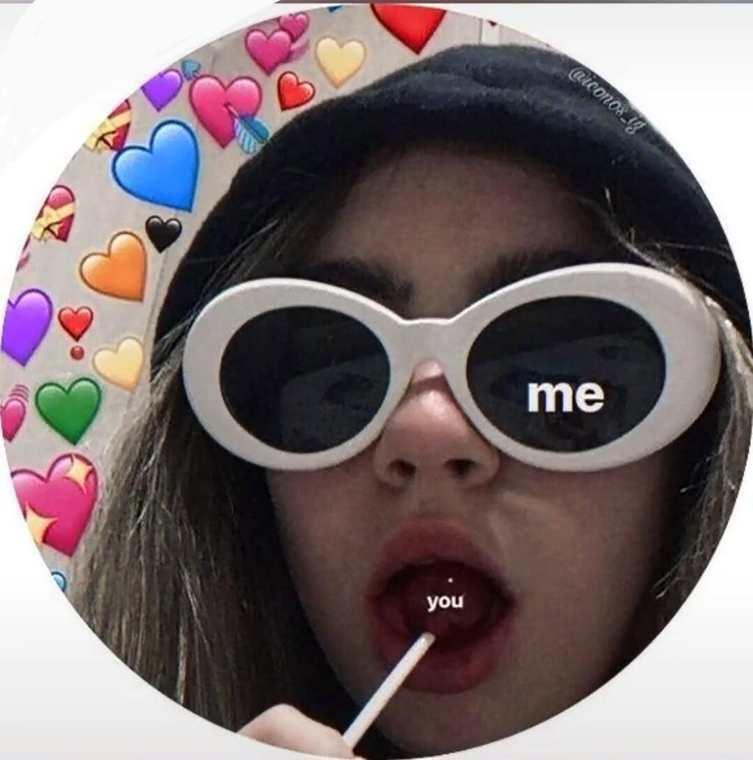 Парень в бейсболке и очках рисунок