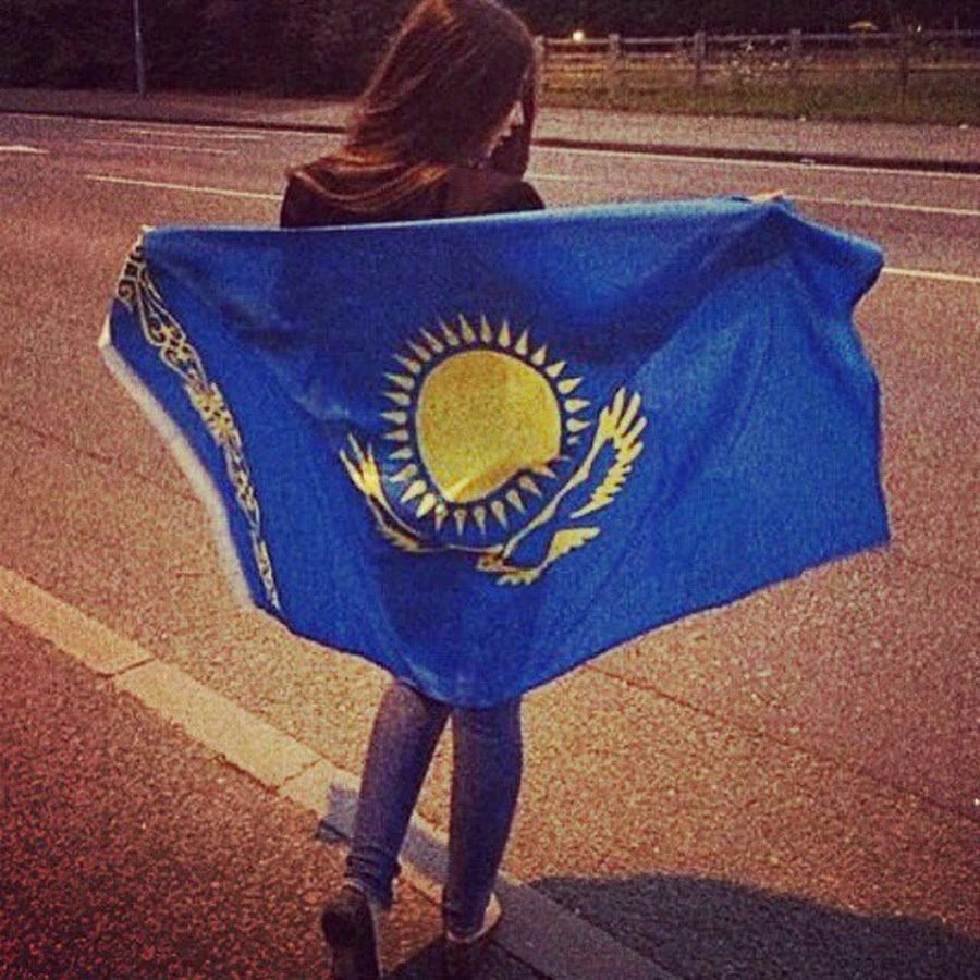 Девушка с казахстанским флагом